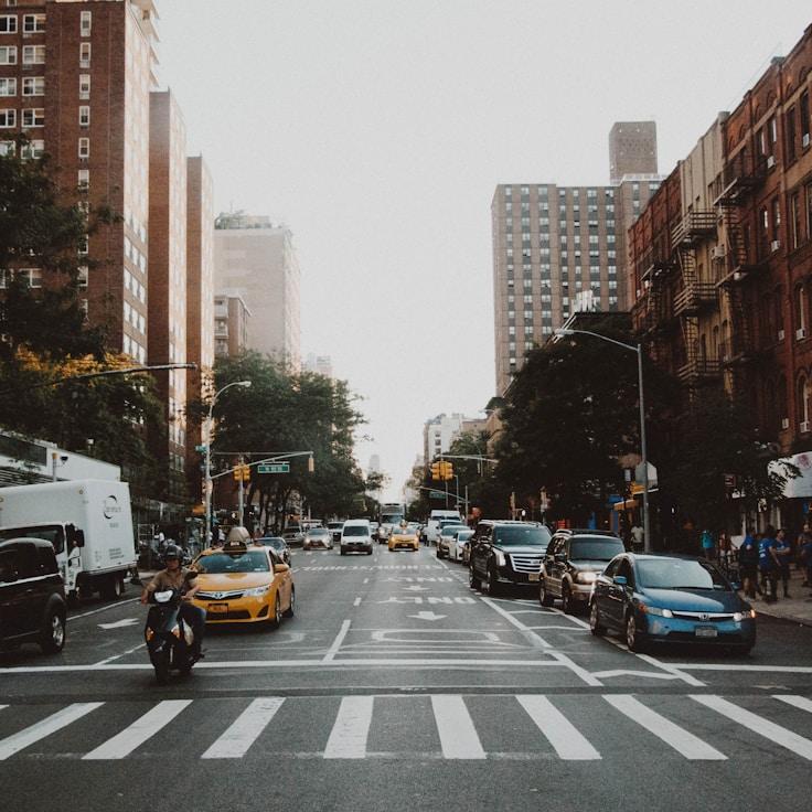 Parents evaluating schools in France